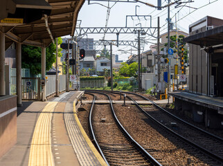 カーブに設置された能勢電鉄の滝山駅