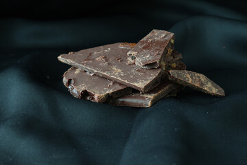 黒背景の積み重なったオレンジチョコレート