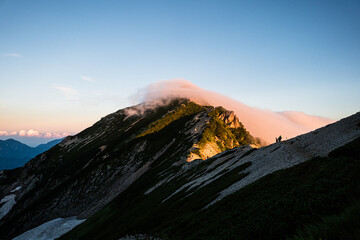 長野県白馬雲海に飲み込まれる唐松岳山頂