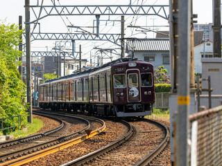 Obraz premium カーブを走る能勢電鉄の5000系電車