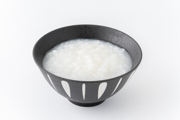 白背景にお茶碗に入ったお粥