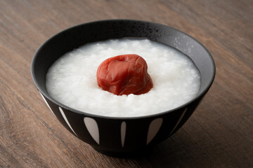 お茶碗に入った美味しそうな梅のお粥