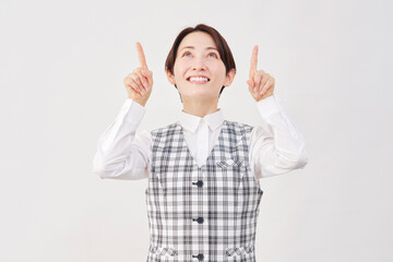 女性　事務員　上を指差す　白背景