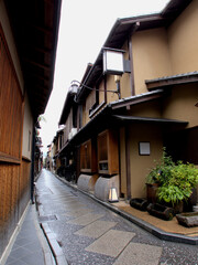 雨上がりのしっとりした風情が漂う京都・先斗町の街並み