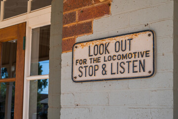 Obraz premium A weathered sign on a brick wall reads 