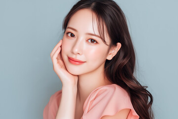 ピンクのかわいらしい洋服を着たアジア人女性