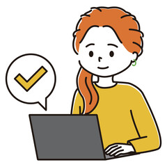 ノートパソコンを操作する女性　笑顔　チェック　確認