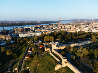Obraz premium Aerial view over Belgrade's Kalemegdan fortress and river panorama at sunset. g.