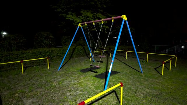 誰もいないのに動く夜の公園のブランコ