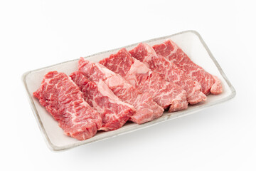 白背景にお皿に載せた焼き肉用の牛ハラミ
