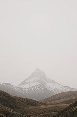 Fototapeta premium Misty Mountain Peak A Serene Landscape in Soft Hues