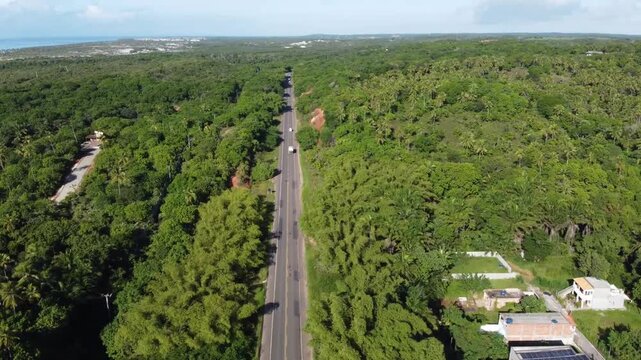 Sobrevoo de drone sobre a estrada BA-099 ou Linha Verde na altura de Imbassa&iacute;, sentido Salvador - BA, Brasil