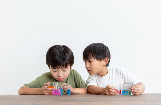 科学の実験をする子ども　Science