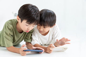 スマホに夢中になる子ども