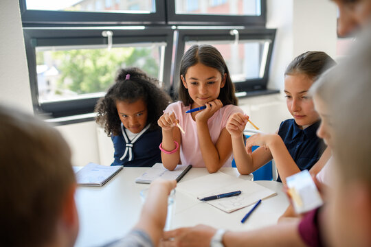 Interactive science teaching with children in primary class.