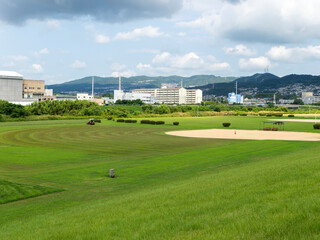 グラウンドの整備が行われる河川敷の運動公園