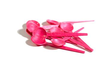 Viele rote Eislöffel aus Plastik mit Namen