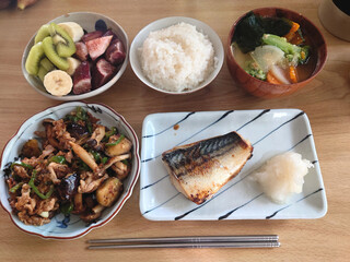 Grilled mackerel set meal / 日本の定番 和風料理，焼き魚定食(焼きサバ定食)