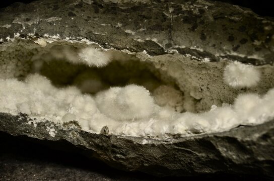 白くてふわふわの鉱物オーケン石