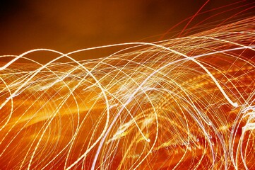 何本もある連続した光の線赤い暗い背景