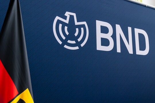 Detailaufnahme eines blauen Hintergrunds mit dem Logo und der Aufschrift &bdquo;BND&ldquo; f&uuml;r den Bundesnachrichtendienst, den Auslandsgeheimdienst der Bundesrepublik Deutschland.