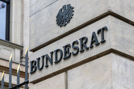 Detailaufnahme der Au&szlig;enfassade des Bundesratsgeb&auml;udes in Berlin. Der Schriftzug &bdquo;BUNDESRAT&ldquo; ist in schwarzen Gro&szlig;buchstaben direkt auf die helle Steinwand angebracht. 