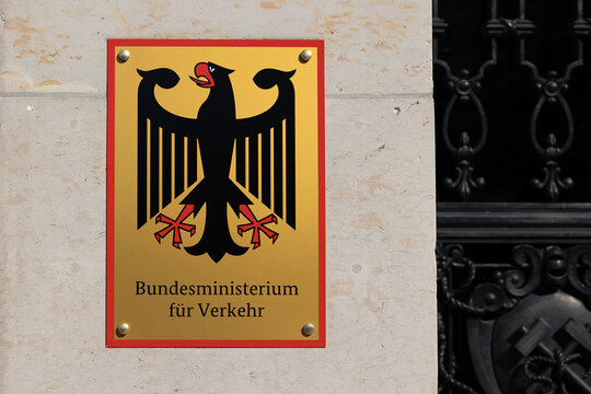 goldene Schild mit Bundesadler und der Aufschrift &bdquo;Bundesministerium f&uuml;r Verkehr&ldquo; den offiziellen Sitz der Beh&ouml;rde.