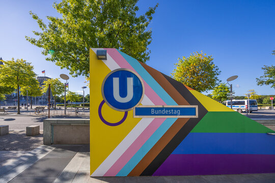 Ansicht des farbig gestalteten Eingangs zur U-Bahn-Station Bundestag in Berlin.
