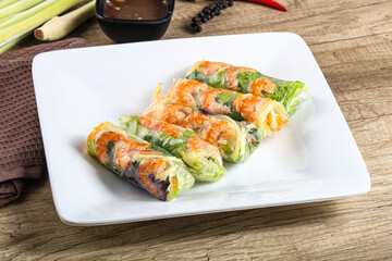 Vietnamese spring roll with prawn and mango