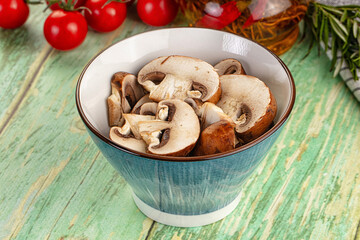Sliced raw brown royal champignon