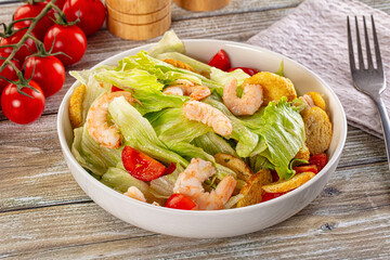 Caesar salad with prawn and romano