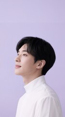 紫背景で上を向く白シャツの男性の横顔