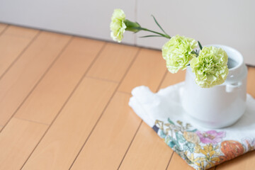 緑色のカーネーション,花,花柄のリネン,インテリア