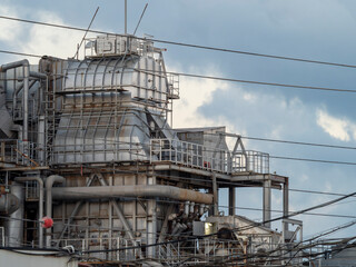 Obraz premium 配管が取り巻く工場の風景