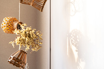 夕日に当たるかごのガーランド,ドライフラワー