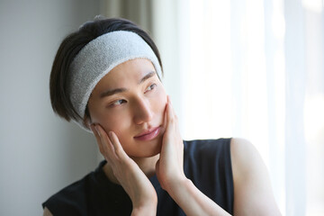 美容に関する若いアジアの男性ポートレート