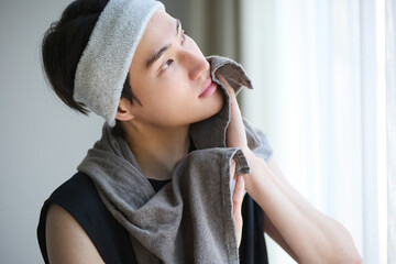 洗顔後の若いアジアの男性ポートレート