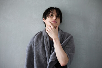 入浴後のアジアの若い男性ポートレート