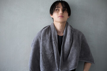 入浴後のアジアの若い男性ポートレート