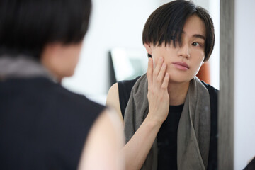美容に関するアジアの若い男性のポートレート
