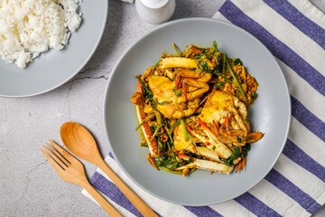 Fried crab in yellow curry, stir-fried crab curry in grey plate	