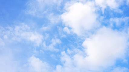 Obraz premium Bright blue sky with puffy white clouds scattered throughout, creating a cheerful, serene, and spacious backdrop for design and copy