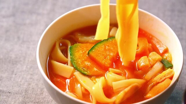 冬の寒い日に調理されたあつあつのほうとう