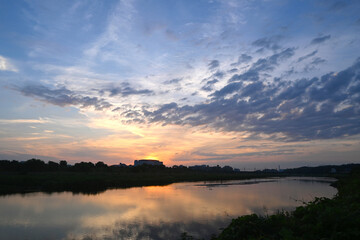 河川敷から見た美しい朝陽