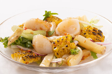 帆立と焼きとうもろこしのサラダ（焦がしバター醤油）