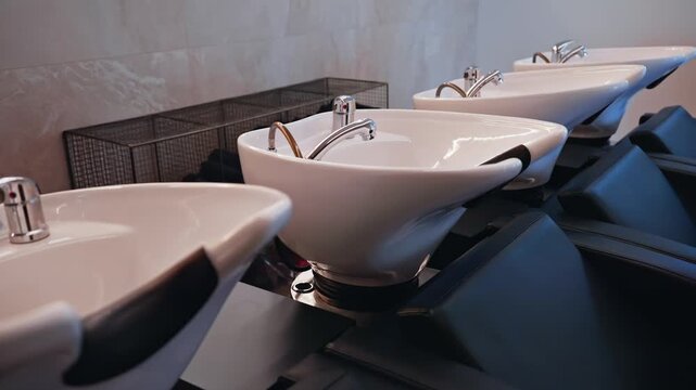 Bac de lavage &agrave; cheveux d'un salon de coiffure