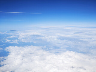 Widok z okna samolotu pasażerskiego Boeing nad chmurami