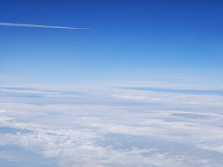 Widok z okna samolotu pasażerskiego Boeing nad chmurami © smoku7979