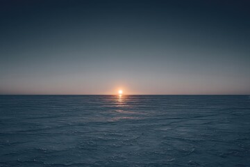 Obraz premium Serene Sunset Over Water: Calm Ocean Horizon with Golden Light