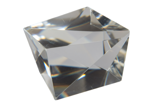 透明なガラスの多面体オブジェクト 黒の背景に光を反射したクリスタルの形状